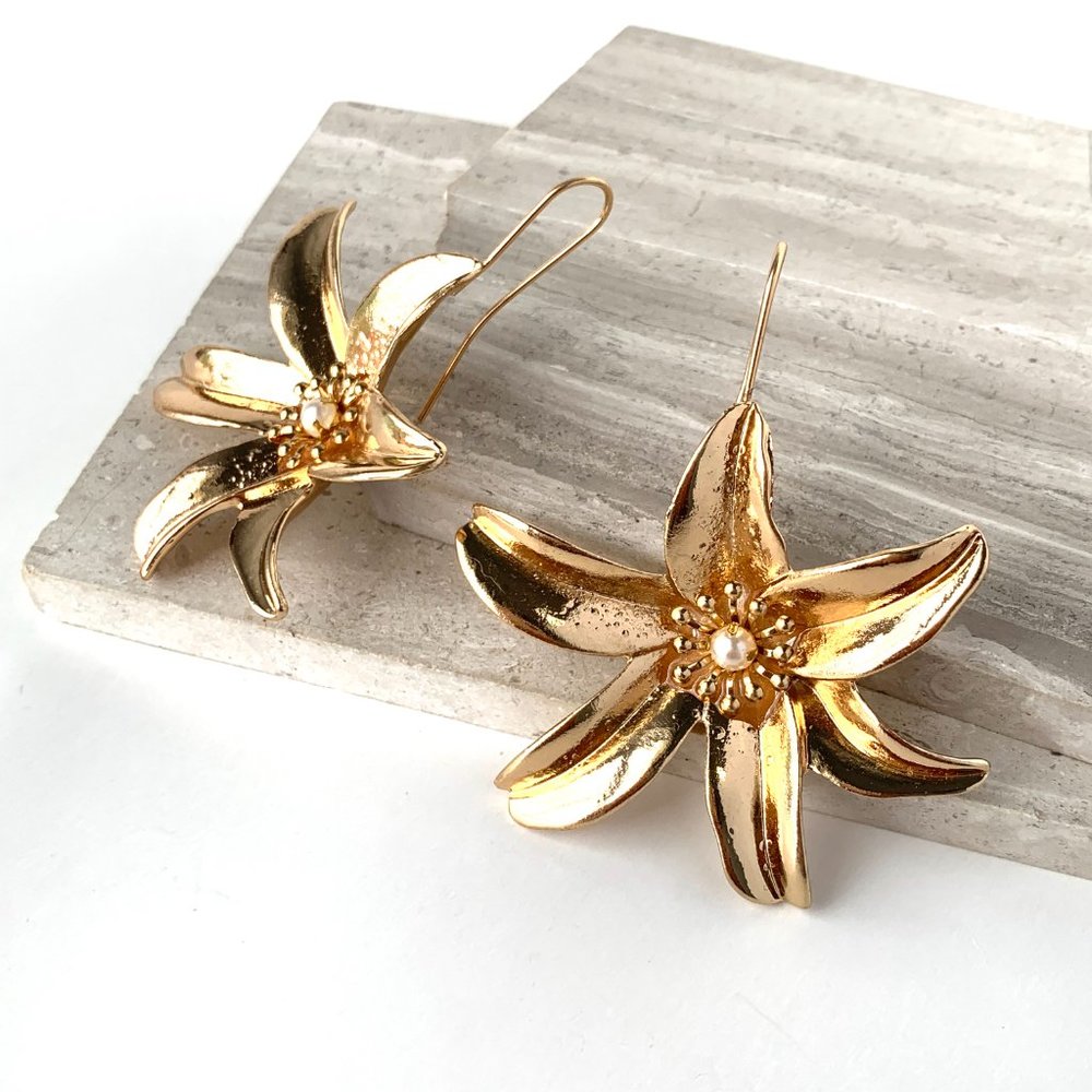 New ~ Zara Large Pearl Flower Earrings - Picture 4 of 7